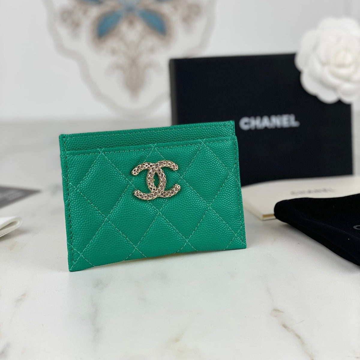 CHANEL CARD HOLDER 19.5 EMERALD GRAINED CALFSKIN GOLD ICON