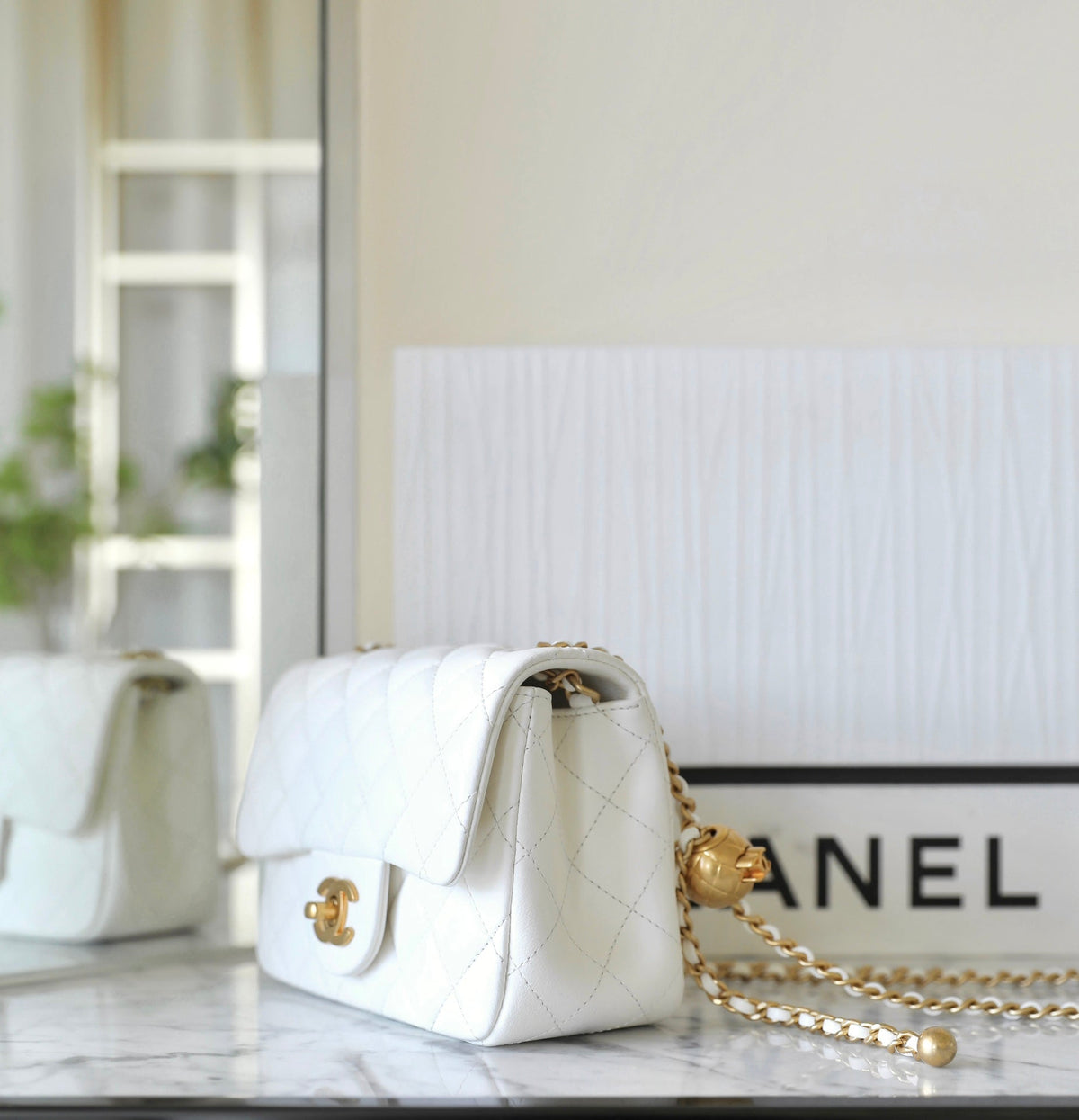 CHANEL 25S FLAP BAG 18 CM IN WHITE LAMBSKIN WITH GOLD HARDWARE