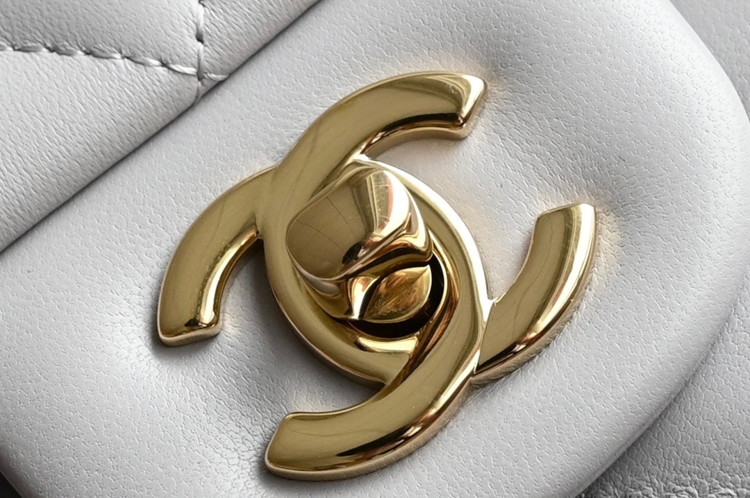 CHANEL 25S FLAP BAG 25.5 CM IN WHITE LAMBSKIN