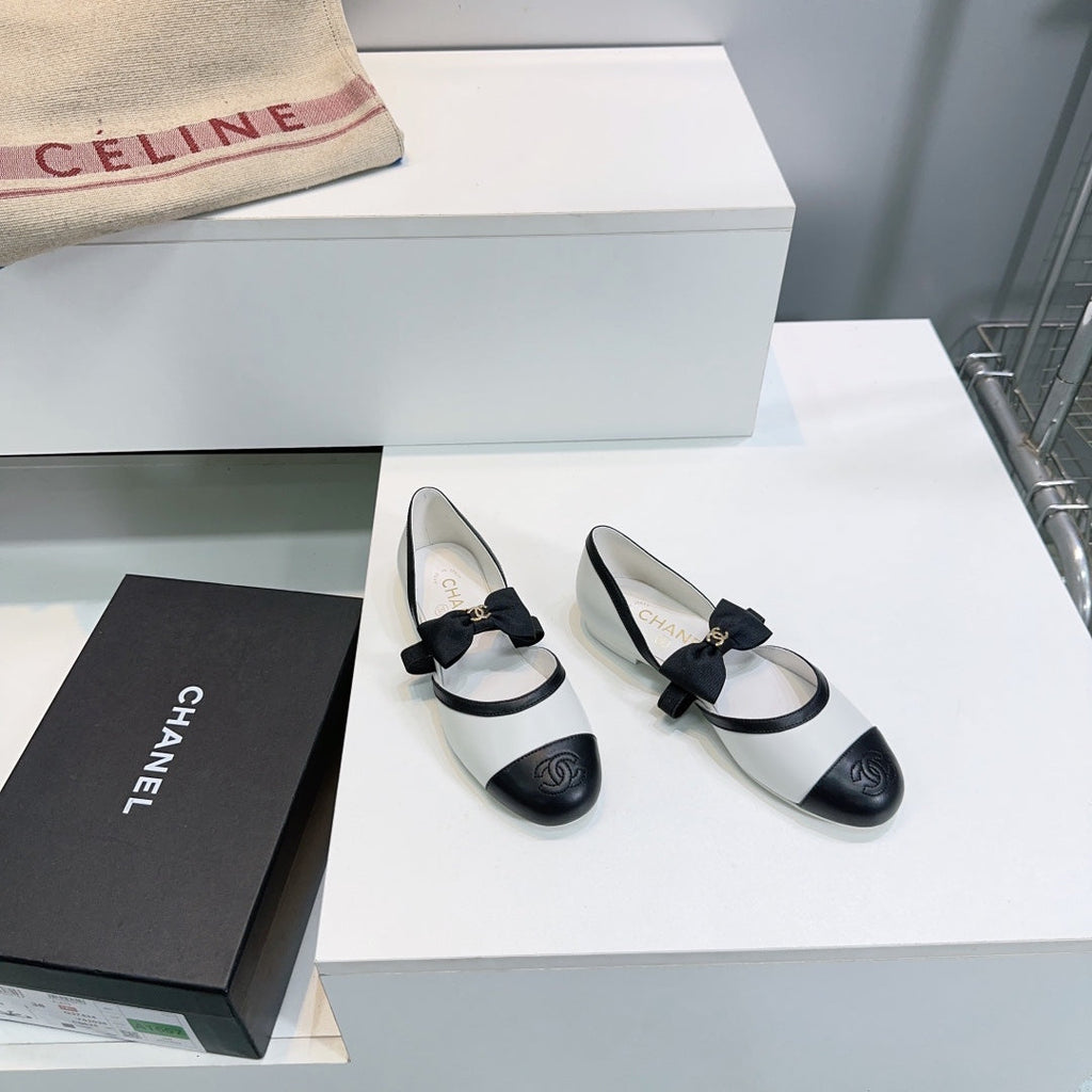 CHANEL FLAT MARY JANE SHOES 25S IN WHITE MIX BLACK LAMBSKIN EMBOSSED LOGO WITH BOW