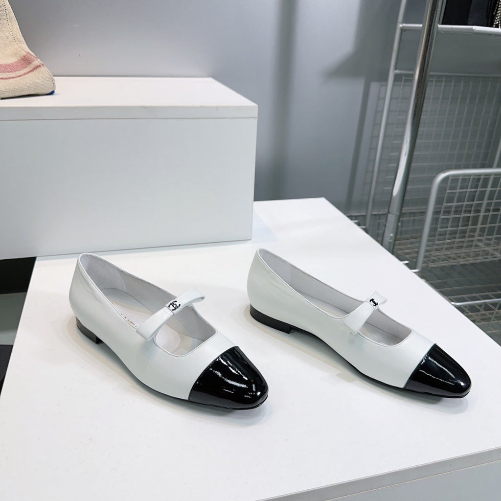 CHANEL FLAT MARY JANE SHOES 25S IN WHITE LAMBSKIN MIX BLACK GLOSSY WITH BOW