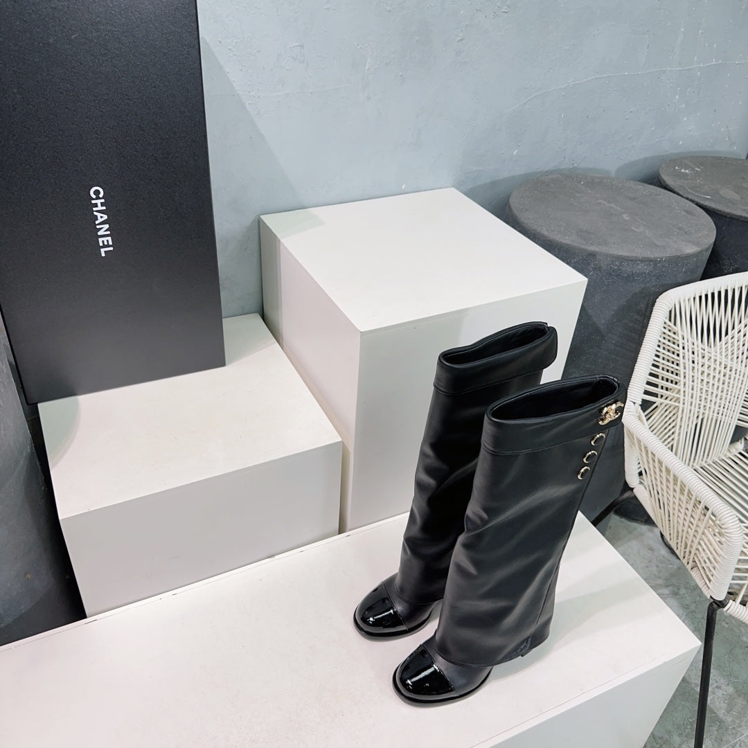 CHANEL HEELED KNEE-HIGH BOOTS 25S 85 MM IN BLACK LAMBSKIN WITH GOLD HARDWARE