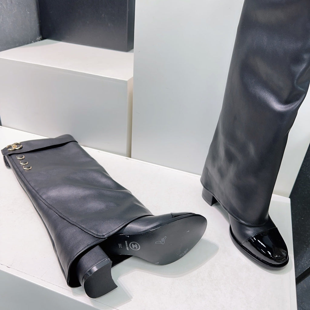 CHANEL HEELED KNEE-HIGH BOOTS 25S 85 MM IN BLACK LAMBSKIN WITH GOLD HARDWARE