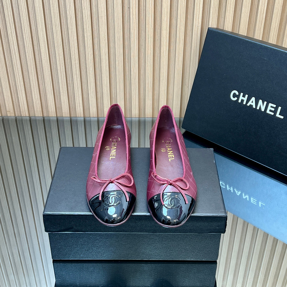 CHANEL 25S BALLET FLATS 20MM IN DEEP PLUM AND BLACK CALFSKIN GLOSSY WITH BOW