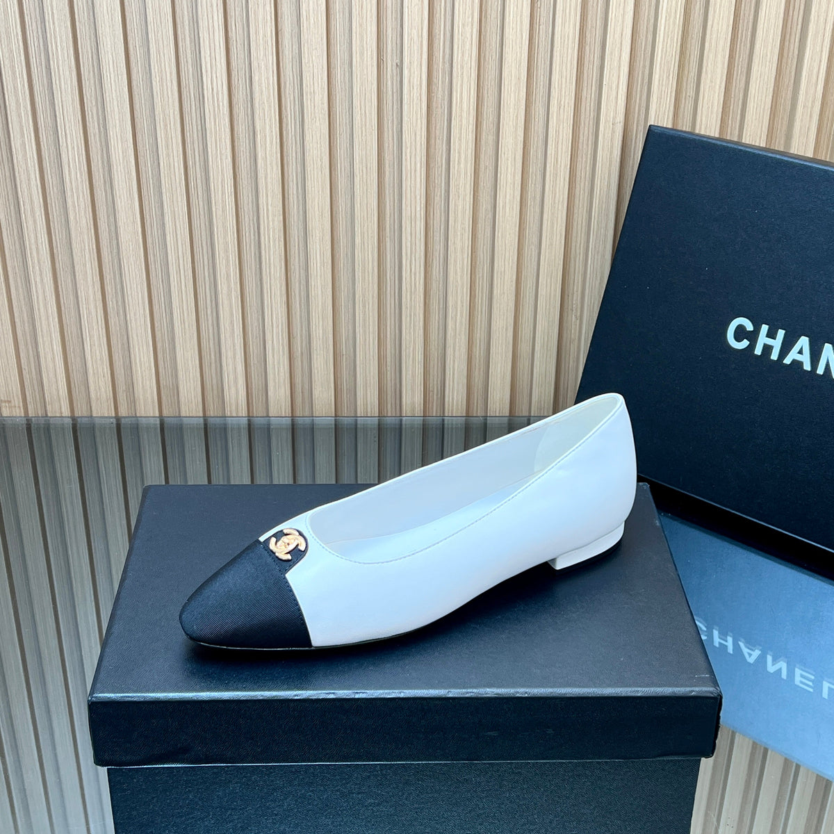 CHANEL 25S BALLET FLATS LOGO IN WHITE CALFSKIN AND BLACK CANVAS GOLD HARDWRE