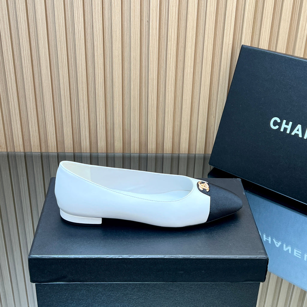 CHANEL 25S BALLET FLATS LOGO IN WHITE CALFSKIN AND BLACK CANVAS GOLD HARDWRE