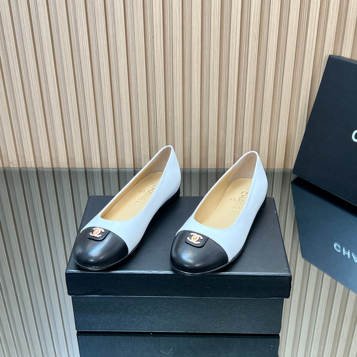 CHANEL 25S BALLET FLATS IN WHITE AND BLACK LAMBSKIN GOLD HARDWRE