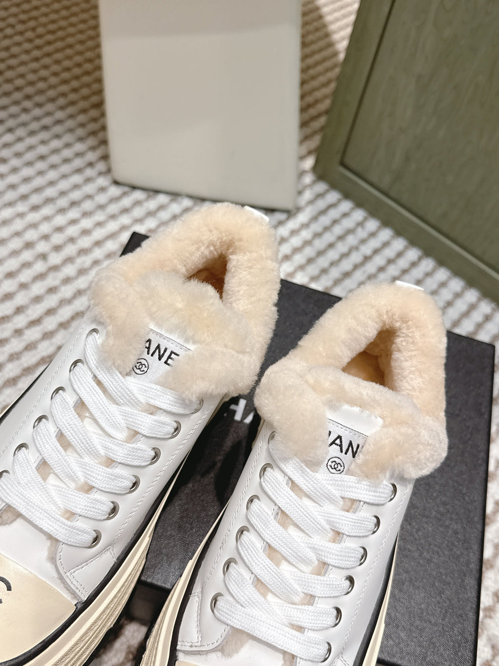CHANEL 25S THICK-SOLE SNEAKERS 60MM IN WHITE AND BEIGE CALFSKIN WITH FUR LINING