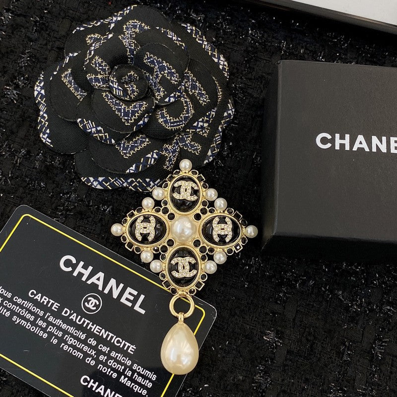 18K  Chanel Pearl Pendant Gold Brooch