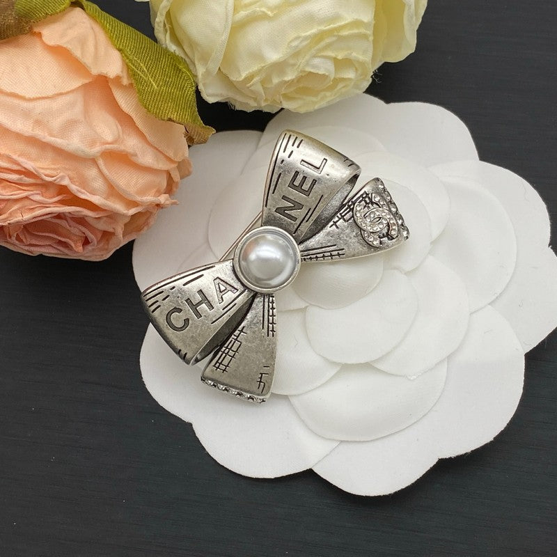 18K  Chanel Bow Tie Pearl Gold Brooch