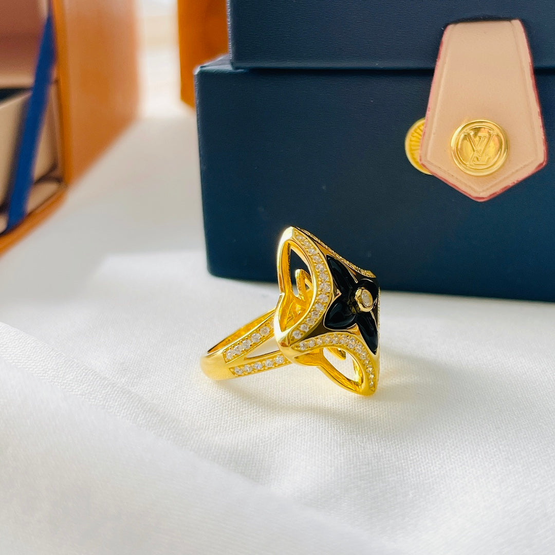 18K Louis Vuitton Ever Blossom Ring