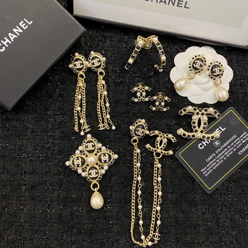 18K  Chanel Pearl Pendant Gold Brooch