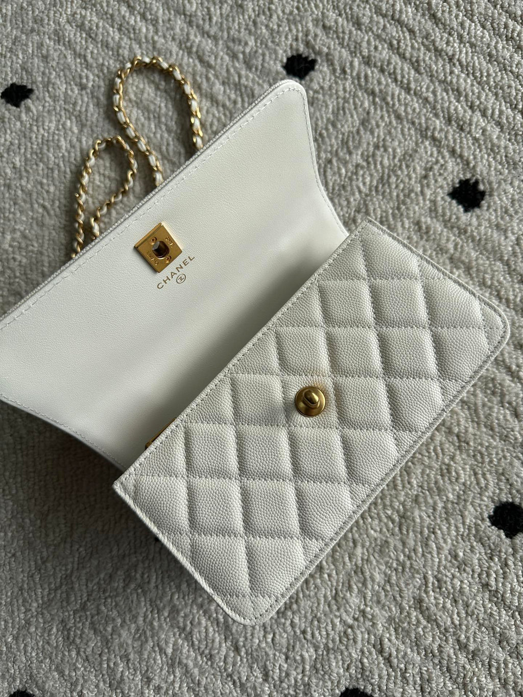 CHANEL 25S CLASSIC WALLET ON CHAIN 19 IN WHITE LAMBSKIN WITH GOLD HARDWARE