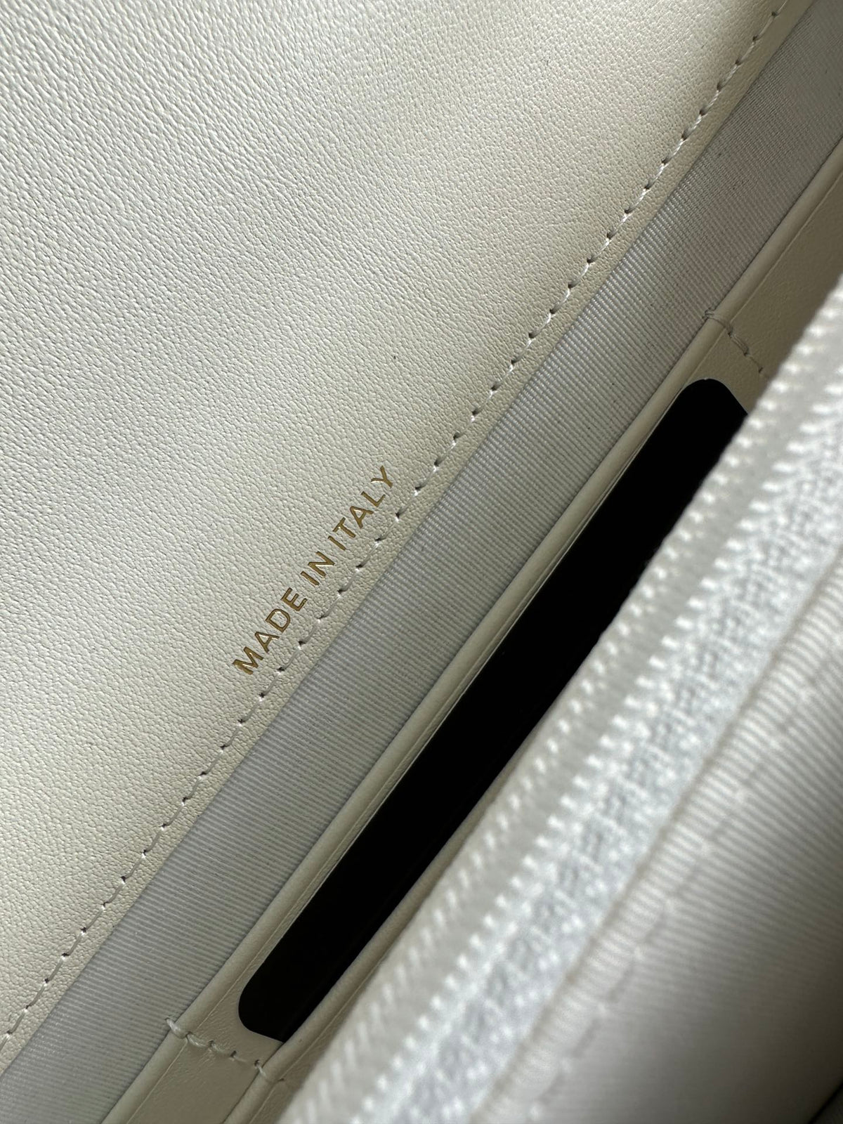 CHANEL 25S CLASSIC WALLET ON CHAIN 19 IN WHITE LAMBSKIN WITH GOLD HARDWARE
