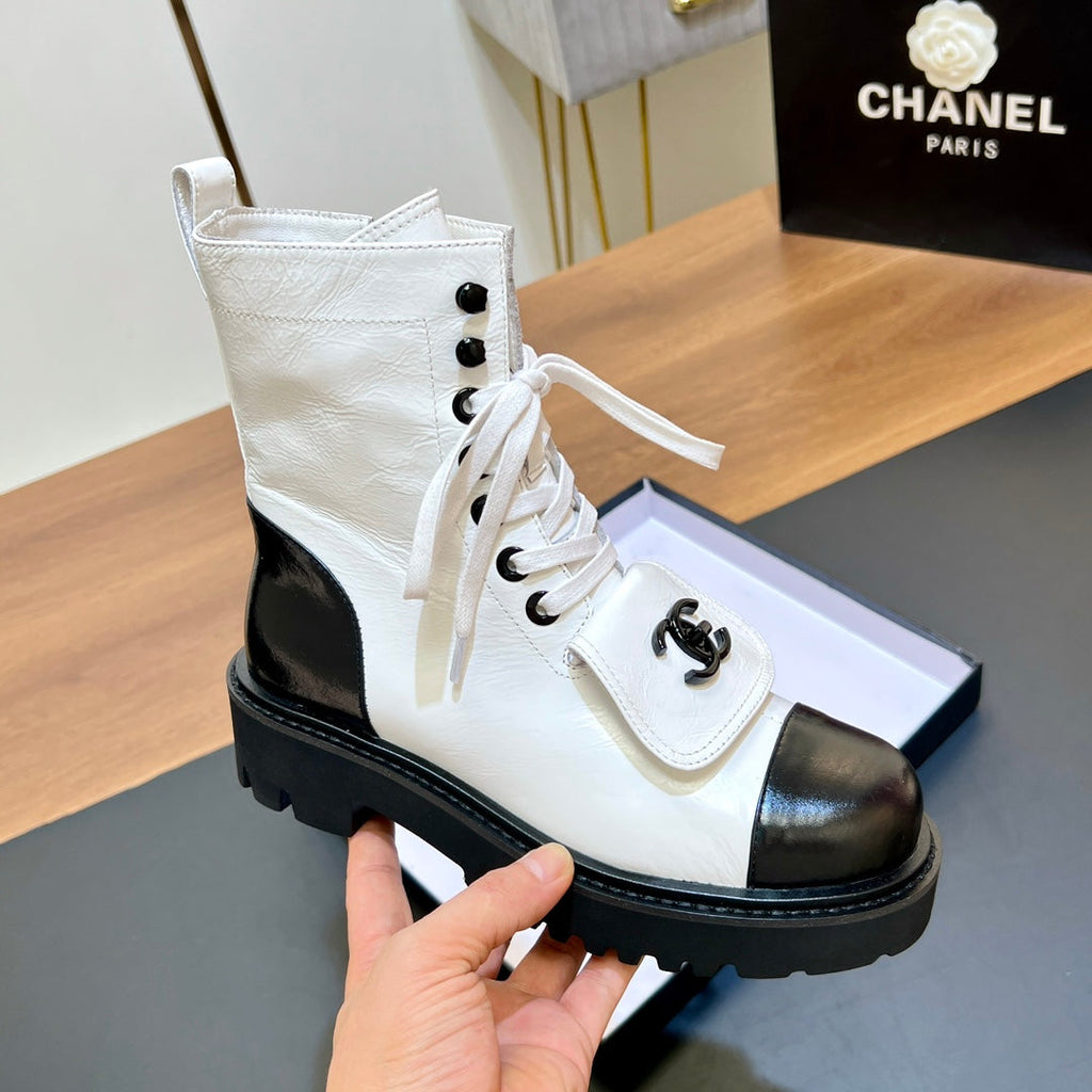 CHANEL 25S HIGH ANKLE BOOTS WITH ZIPPER IN WHITE GLOSSY CALFSKIN GOLD HARDWARE