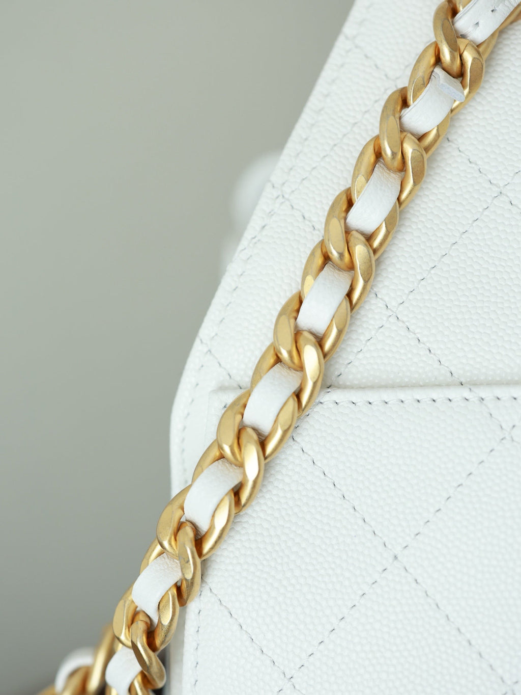 CHANEL 25S HOBO BAG 30 CM IN WHITE LAMBSKIN WITH GOLD HARDWARE