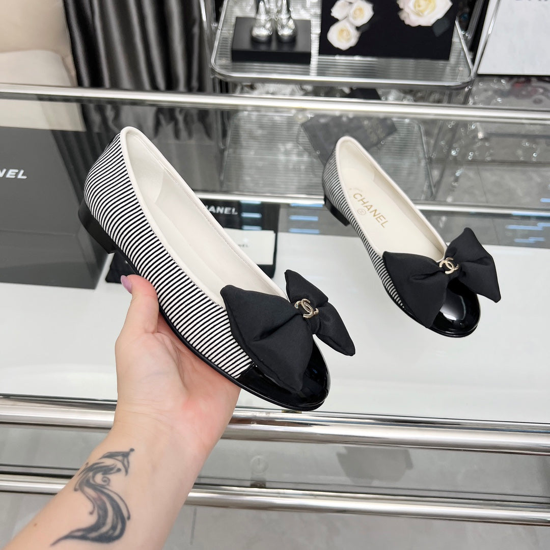 CHANEL 25S ROUND TOE BALLET FLATS WITH A BOW IN STRIPED PATTERN CALFSKIN