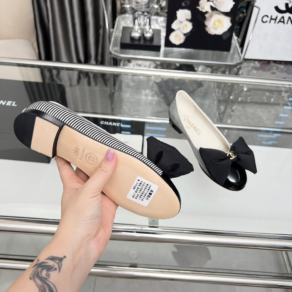 CHANEL 25S ROUND TOE BALLET FLATS WITH A BOW IN STRIPED PATTERN CALFSKIN