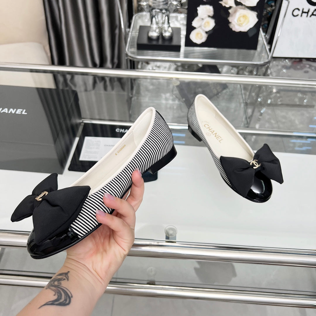 CHANEL 25S ROUND TOE BALLET FLATS WITH A BOW IN STRIPED PATTERN CALFSKIN