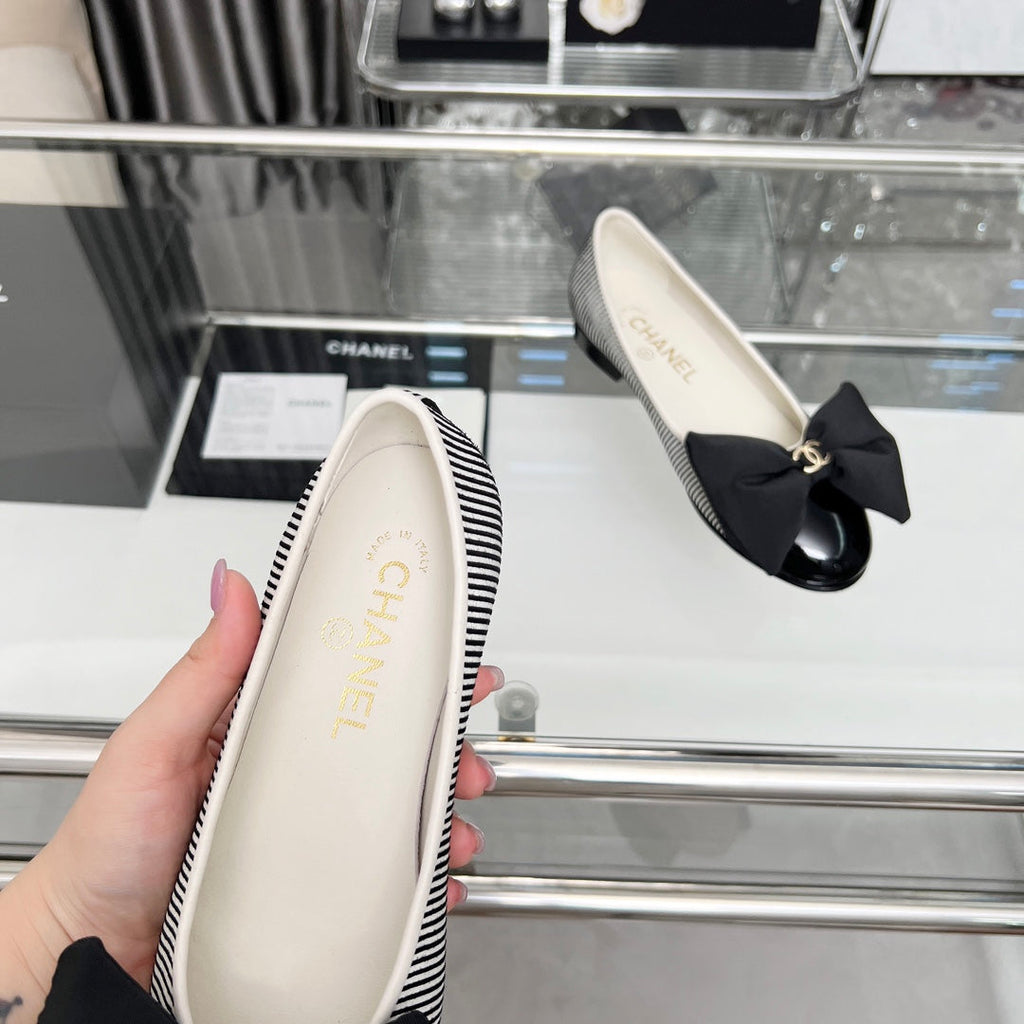 CHANEL 25S ROUND TOE BALLET FLATS WITH A BOW IN STRIPED PATTERN CALFSKIN