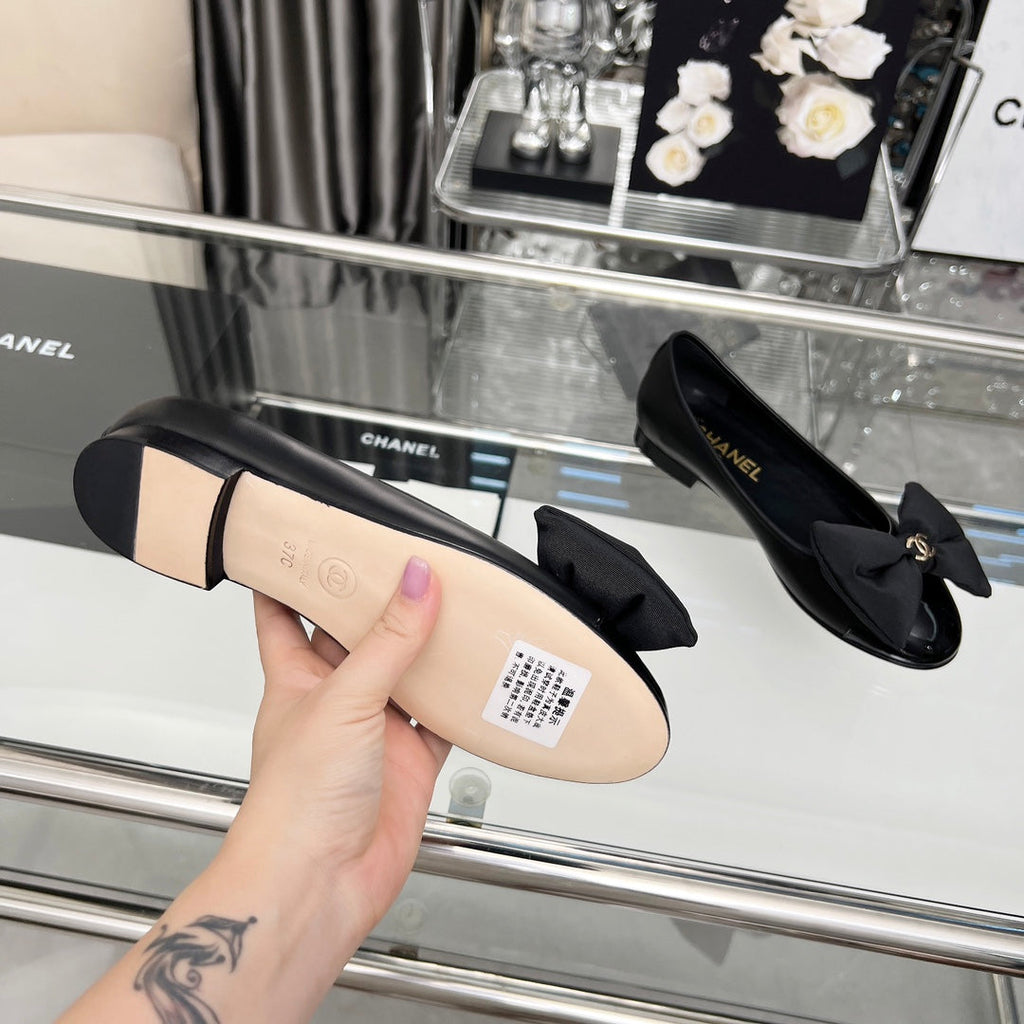 CHANEL 25S ROUND TOE BALLET FLATS WITH A BOW IN BLACK CALFSKIN