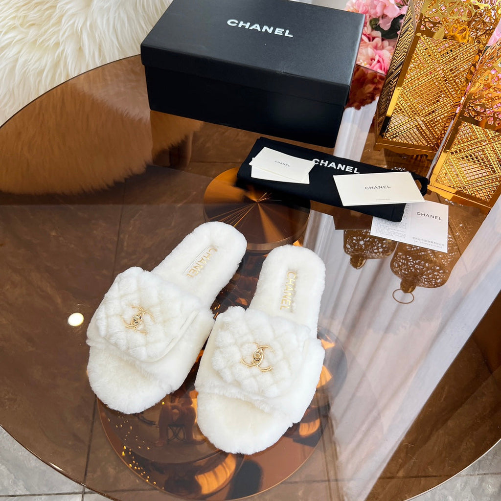 CHANEL 25S FUR SLIPPERS IN WHITE LOGO GOLD HARDWRE