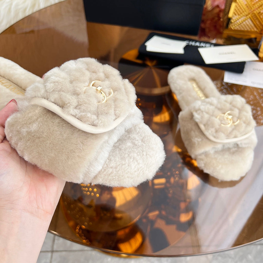 CHANEL 25S FUR SLIPPERS IN LIGHT BEIGE LOGO GOLD HARDWRE