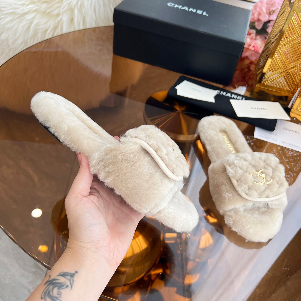 CHANEL 25S FUR SLIPPERS IN LIGHT BEIGE LOGO GOLD HARDWRE