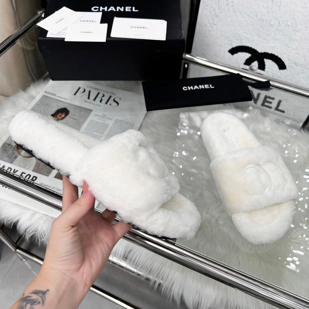 CHANEL 25S FUR SLIPPERS IN WHITE