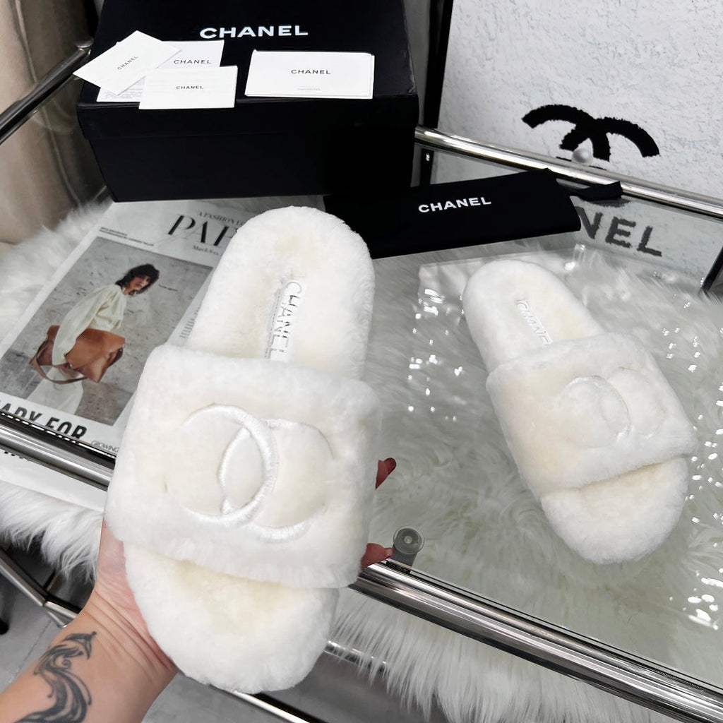 CHANEL 25S FUR SLIPPERS IN WHITE