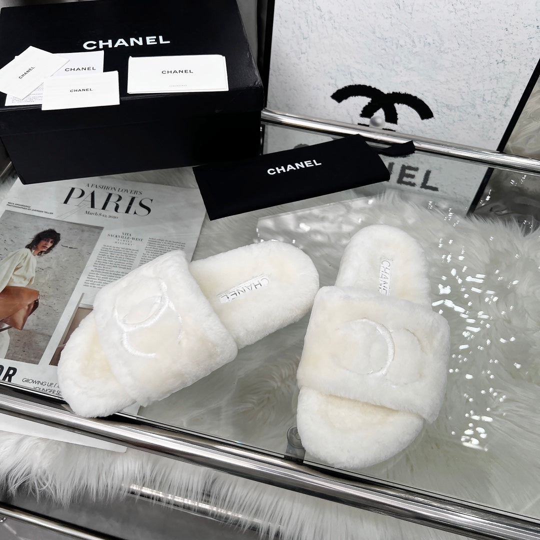 CHANEL 25S FUR SLIPPERS IN WHITE