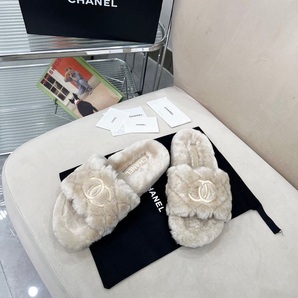 CHANEL 25S FUR SLIPPERS WITH EXPOSED-STITCH STRAPS IN LIGHT GRAY