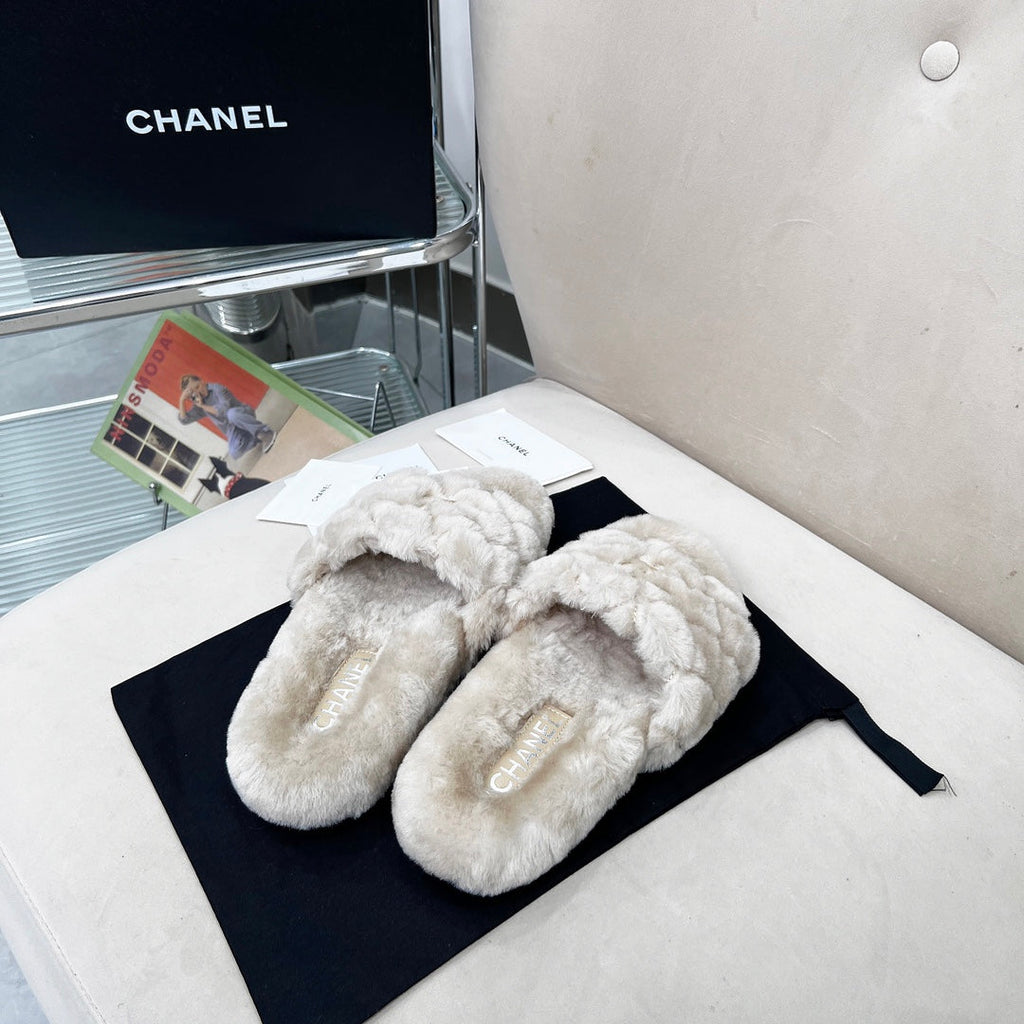 CHANEL 25S FUR SLIPPERS WITH EXPOSED-STITCH STRAPS IN LIGHT GRAY
