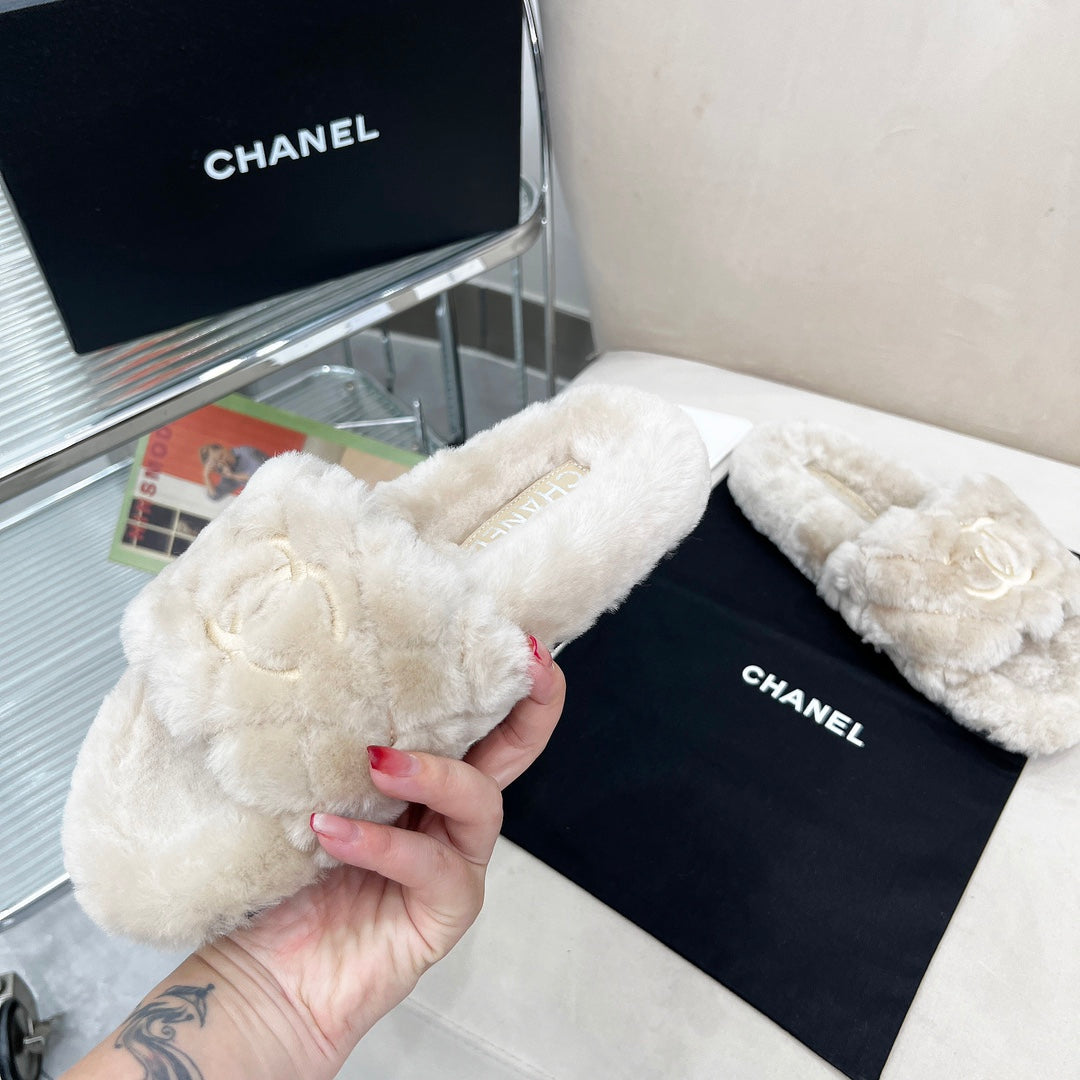 CHANEL 25S FUR SLIPPERS WITH EXPOSED-STITCH STRAPS IN LIGHT GRAY