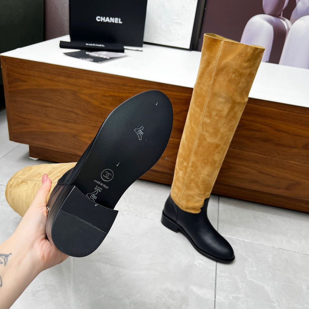 CHANEL 25S KNEE-HIGH BOOTS 35MM IN BLACK CALFSKIN AND CARAMEL SUEDE