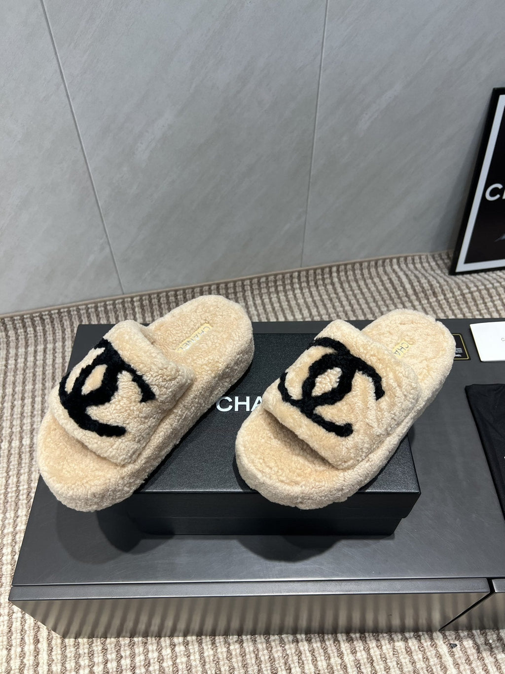 CHANEL 25S SLIPPERS THICK SOLED WITH EMBROIDERED LOGO IN BEIGE FUR