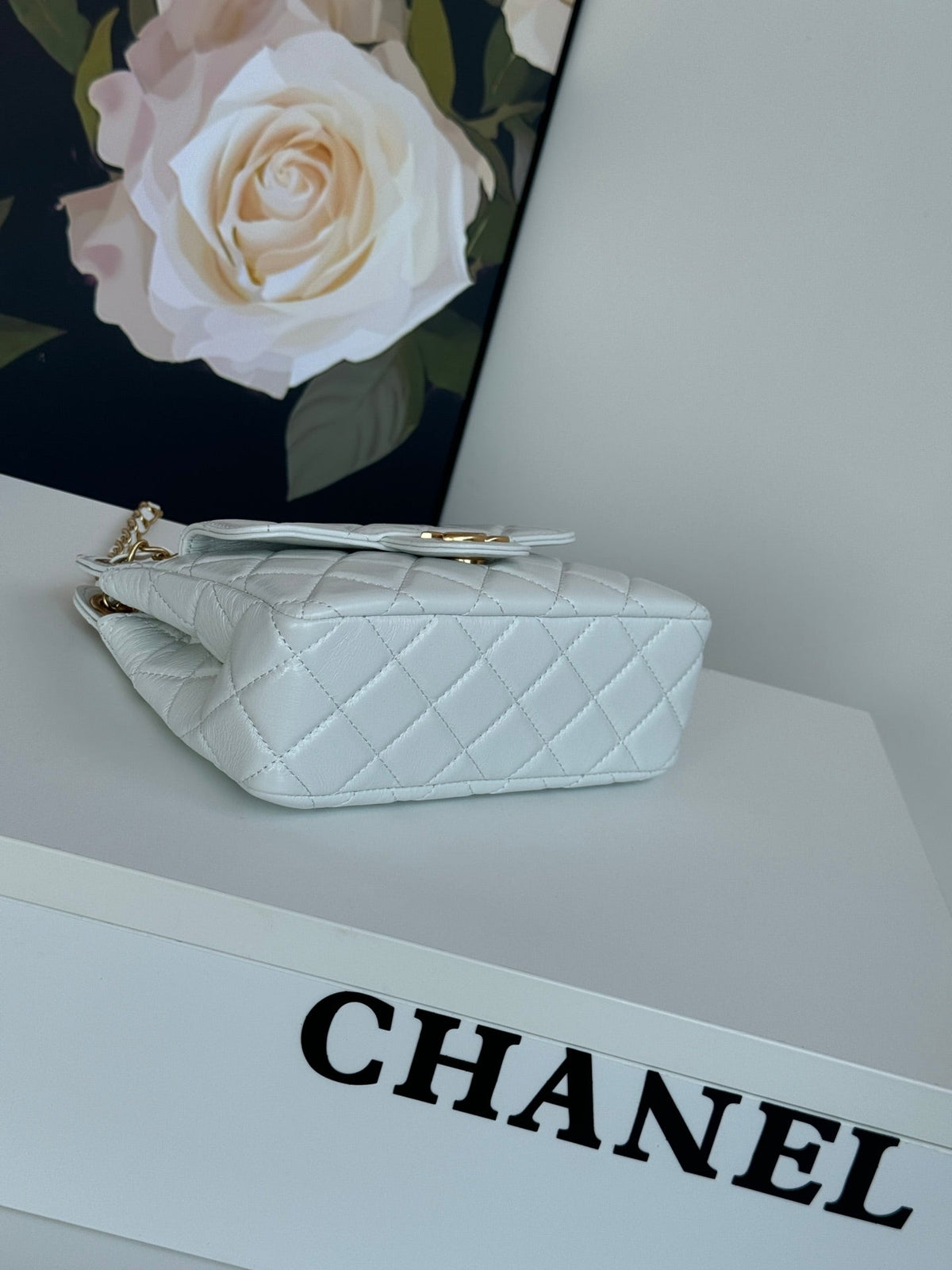 CHANEL 25S HOBO BAG 19 CM IN WHITE LAMBSKIN WITH GOLD HARDWARE