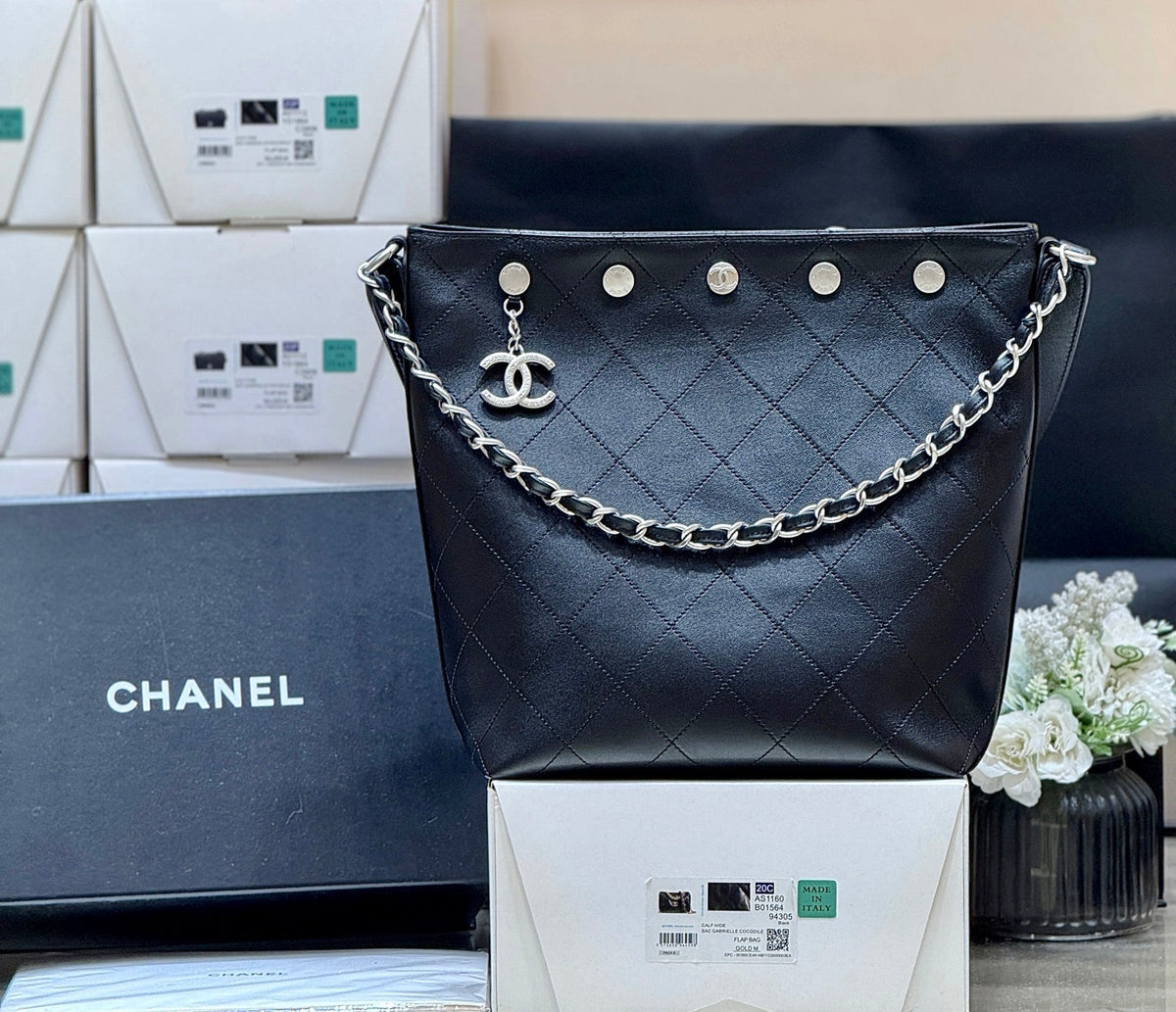 CHANEL 25S LARGE BUCKET BAG 31 IN BLACK SHINY LAMBSKIN SILVER HARDWARE