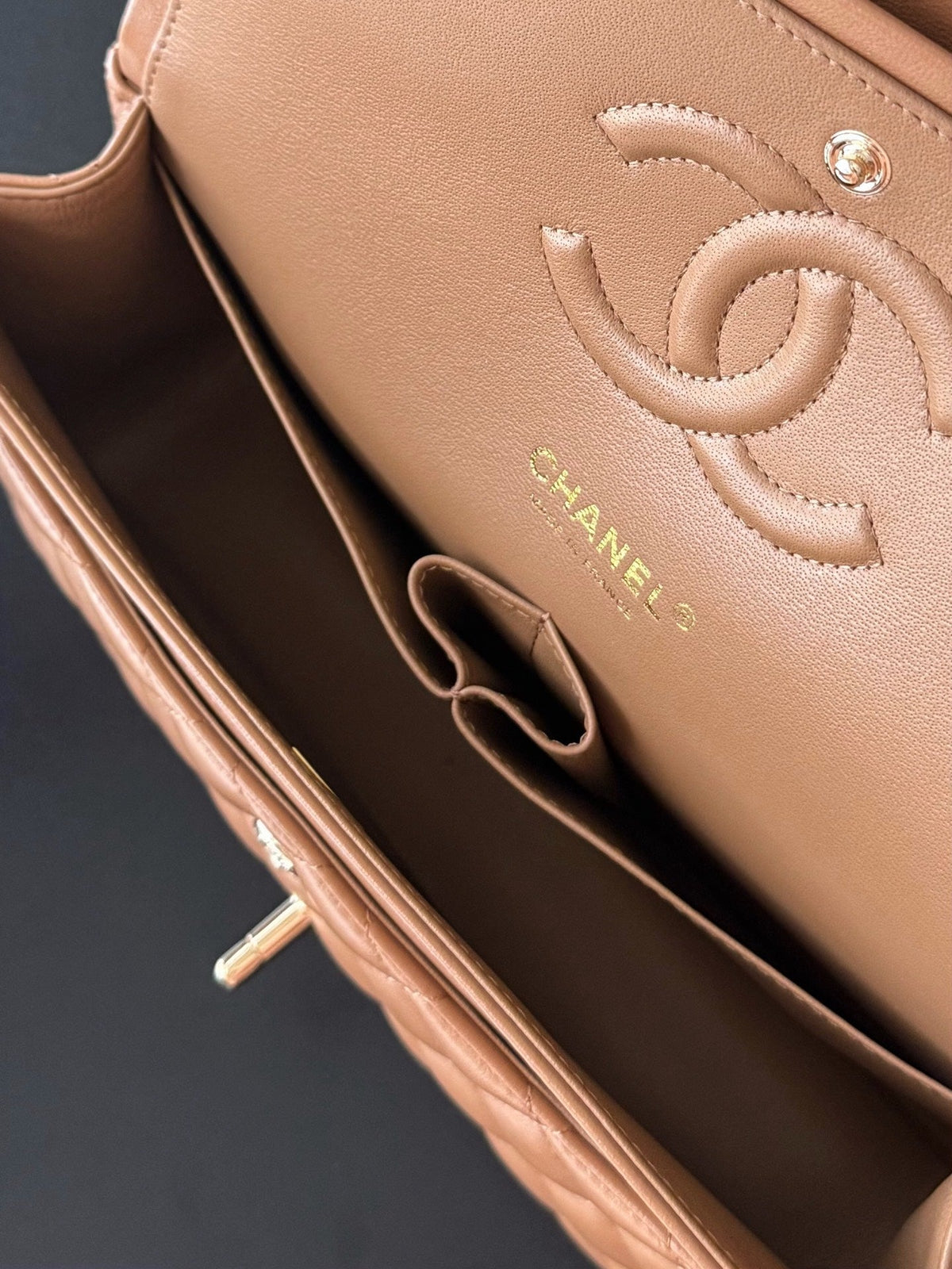 CHANEL 25S CLASSIC FLAP BAG 25 CM IN LIGHT BROWN LAMBSKIN WITH GOLD HARDWARE